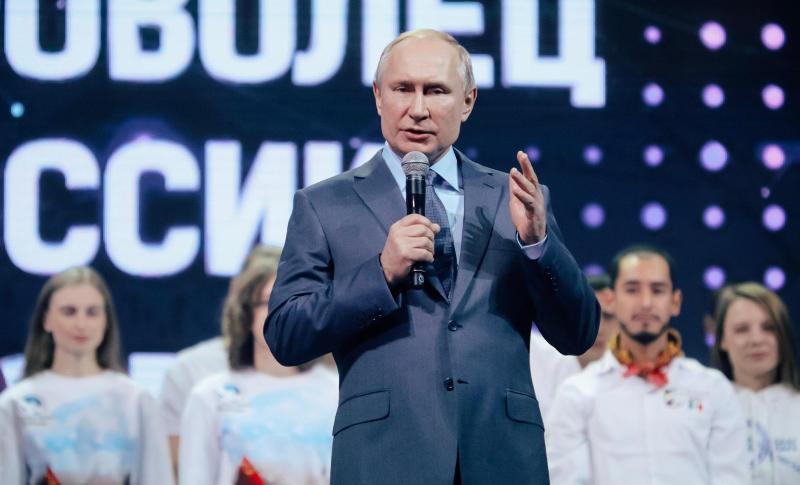 Владимир Путин вручил награду лучшему волонтеру 2019 года